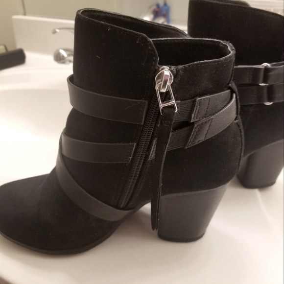 Torrid Faux Suede Criss Cross Black Heel Bootie Size 8w - Picture 3 of 8